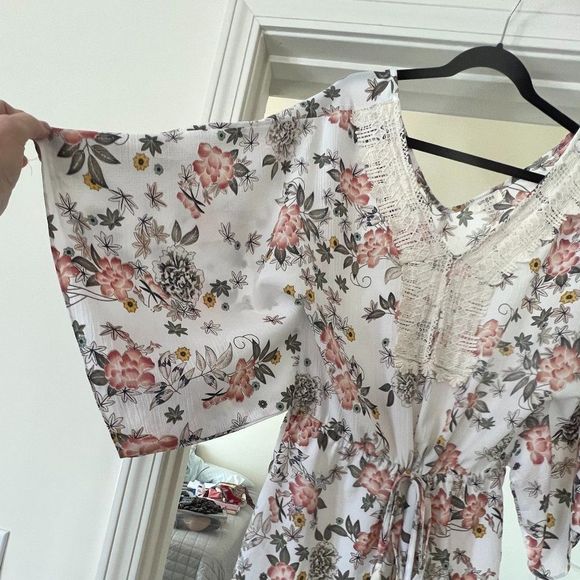 Umgee Floral Romper with Lace V-neckline Size Medium - Picture 3 of 8